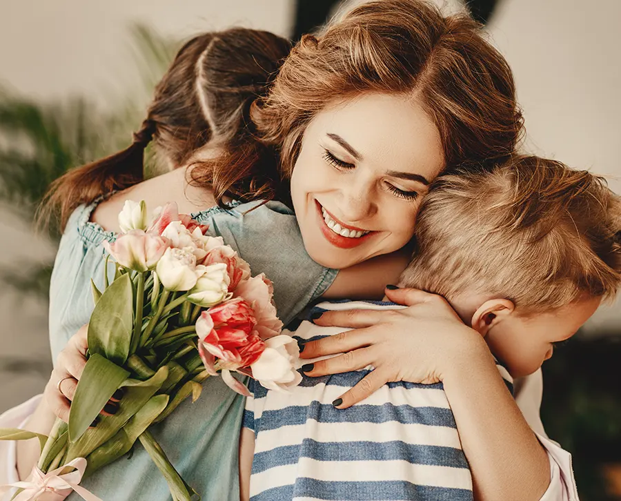 Kinder schenken Blumen zum Muttertag